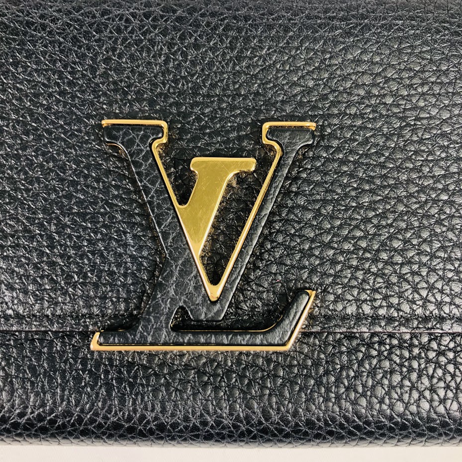 LV_カプシーヌ_長財布_ロゴ